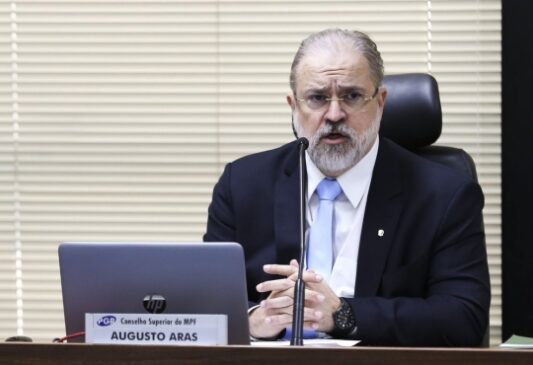 O procurador-geral da República, Augusto Aras, pediu ao ministro Edson Fachin, suspensão do inquérito