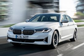 O BMW 540i tem motor de 333 cavalos e câmbio de 8 marchas