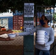 Volunt&aacute;rios entregam marmitas e cobertores a moradores em situa&ccedil;&atilde;o de rua na cracol&acirc;ndia