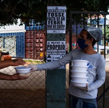 Voluntários entregam marmitas e cobertores a moradores em situação de rua na cracolândia