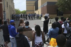 Manifestantes protestaram em frente à 3ª Delegacia de Polícia de Minneapolis, nos Estados Unidos, nesta quarta-feira