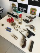 Quatro revólveres, três espingardas, um fuzil e uma pistola foram apreendidos