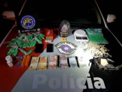 Polícia apreendeu porções de drogas, celulares e dinheiro