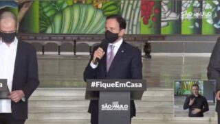 João Doria durante coletiva de imprensa nesta sexta-feira