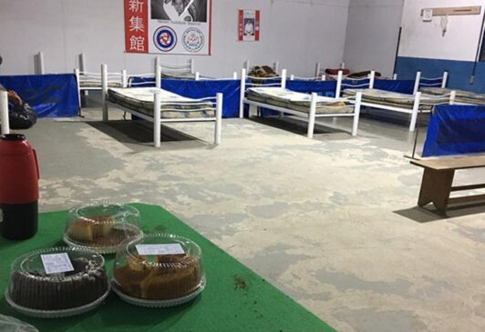 Os moradores são acolhidos, levados ao alojamento de esportistas no Ginásio Acácio Ferraz e recebem camas, cobertores e refeições