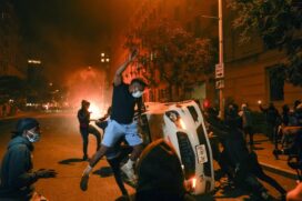 Manifestantes protestaram contra a morte de George Floyd nas imedia&ccedil;&otilde;es da Casa Branca, em Washington, nos Estados Unidos, na noite de domingo (31)