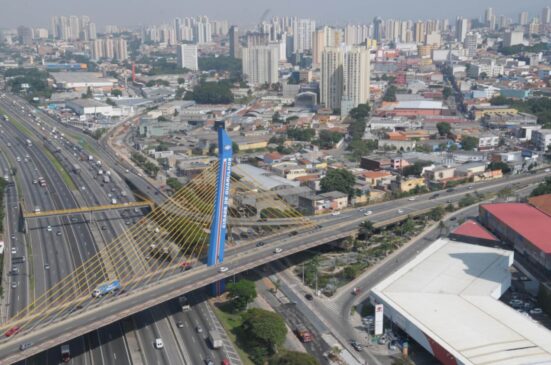 A segunda maior cidade do Estado, com uma população estimada em 1,3 milhão habitantes, o município de Guarulhos somava até segunda 284 mortes por covid-19 e 2.769 casos da doença