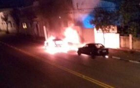 Quadrilha incendiou carros e atirou contra policiais em Bragança Paulista, no interior de São Paulo