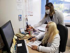 Atendimento é realizado por uma médica do trabalho e enfermeira, seguindo orientações do Ministério da Saude