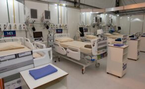 A inauguração das unidades estava prevista para o fim de abril, mas apenas o hospital do Maracanã foi entregue