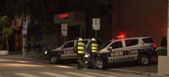 Agentes orientaram os vendedores sobre as medidas de proteção durante a pandemia