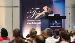 Douglas Fidalgo durante um leilão de imóveis, para ele, liquidez é vantagem para o vendedor