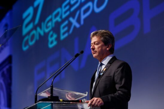 O presidente da Fenabrave, Alarico Assumpção Júnior, celebrou o retorno e destacou a criação de empregos do setor