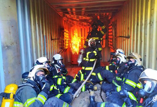 Bombeiros da região de Sorocaba durante treinamento na Estação de Bombeiros Tietê