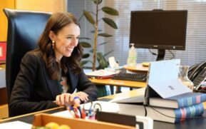 "Nós nos unimos de maneiras sem precedentes para esmagar o vírus", disse a premiê da Nova Zelândia, Jacinda Ardern