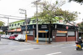Bares da região central de Taboão da Serra, na Grande São Paulo, fechados durante a quarentena causada pelo novo coronavírus