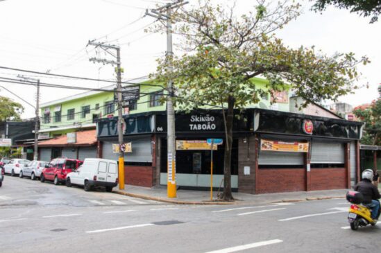 Bares da região central de Taboão da Serra, na Grande São Paulo, fechados durante a quarentena causada pelo novo coronavírus