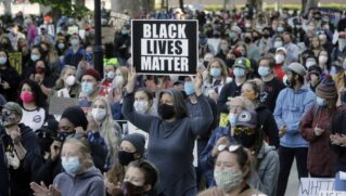 O país norte-americano chega aos 2 milhões de infectados em meio a semanas de protestos antirracistas, após morte de Floyd