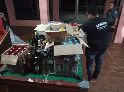 Diversas bebidas alcoólicas foram apreendidas no local; responsável foi preso e caso é investigado