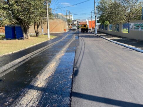 Na quarta-feira, 10, os trabalhos de recapeamento foram realizados no trecho da avenida Dr. Antônio Pires de Almeida e rua João Menegon
