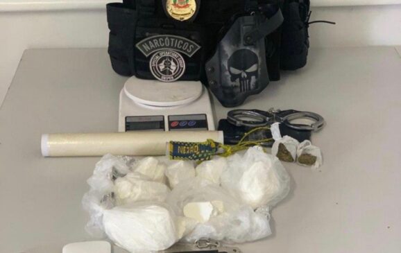 Drogas apreendidas pela polícia; de acordo com a investigação, o veículo usado para transportar as drogas era de um dos detidos