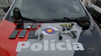 Foram apreendidos três veículos, celulares e duas armas com munições