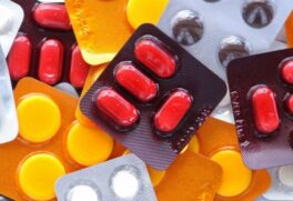 A agência acredita que as dosagens do remédio não possuem um efeito antiviral e destaca que estudos anteriores do tratamento da doença com a hidroxicloroquina e a cloroquina não foram consistentes