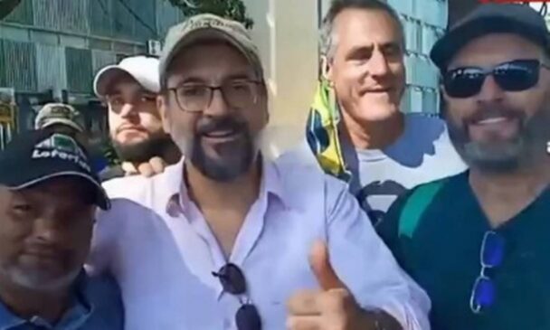 Weintraub foi multado em R$ 2 mil por não usar máscara durante uma manifestação em Brasília