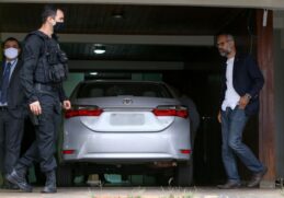 Allan dos Santos conversa com policiais federais que fizeram operação de busca em sua casa
