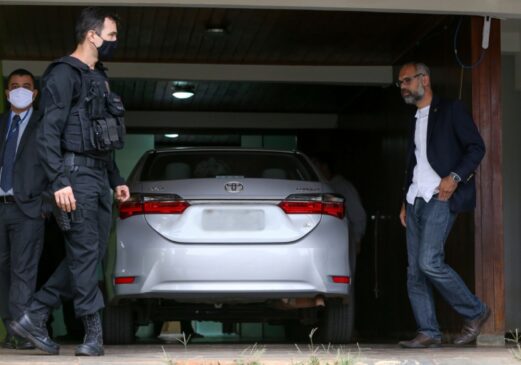 Allan dos Santos conversa com policiais federais que fizeram operação de busca em sua casa