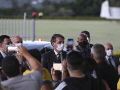 Em conversa com apoiadores, o presidente alegou que não será "o primeiro a chutar o pau da barraca"