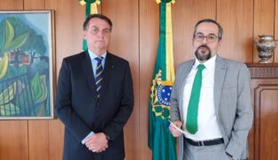 Weintraub publicou um vídeo, em que aparece ao lado de Bolsonaro, para anunciar saída do cargo