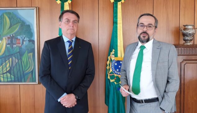 Weintraub publicou um vídeo, em que aparece ao lado de Bolsonaro, para anunciar saída do cargo