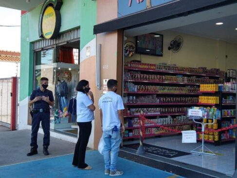 Fiscais da prefeitura percorreram comércios de Sorocaba na manhã da última sexta-feira; ação deve ser realizada em todos os bairros
