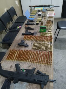 Armas, entre semiautomática, pistolas e revólveres foram encontradas na residência; munições também foram apreendidas
