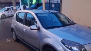 Dupla estava dentro do carro roubado