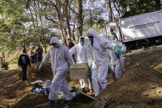 De acordo com os dados da Fiocruz, as mortes também registraram quedas de 23,5% em relação a duas semanas antes e de 42,2% na comparação com um mês atrás