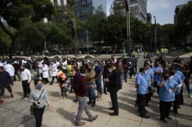 Em Cidade do M&eacute;xico, moradores e profissionais da sa&uacute;de deixaram pr&eacute;dios assustados por causa de terremoto de magnitude 7,4