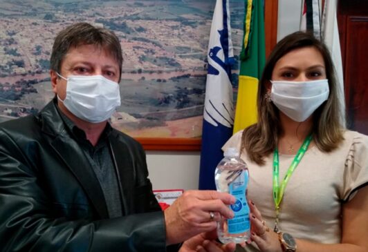 Prefeito Vlamir Sandei ao lado da assessora Helen Machado