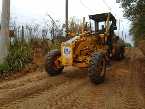 Obras de nivelamento na estrada municipal do Carlota, no bairro Bom Retiro, em Porto Feliz