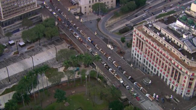 Caminhoneiros protestaram no Viaduto do Chá, em frente à Prefeitura de São Paulo