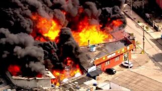 Segundo o Corpo de Bombeiros, o imóvel começou a pegar fogo por volta das 12h15