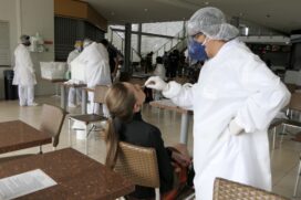 Profissionais de saúde realizam testes para detecção do novo coronavírus em Brasília; Brasil tem mais de 1 milhão de casos