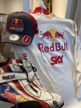 Cacá montou um kit de corrida composto por um boné Red Bull Racing, um par de sapatilhas Sparco e uma camisa antichama