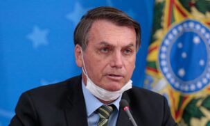O presidente Jair Bolsonaro (sem partido) vetou um trecho da lei que obrigava a Uni&atilde;o a distribuir aos entes federados eventuais sobras de recursos do aux&iacute;lio financeiro ap&oacute;s novembro