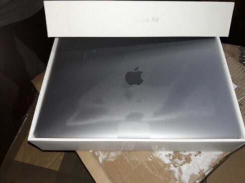 Um Macbook Air está disponível no leilão (Foto: Divulgação/Receita Federal)
