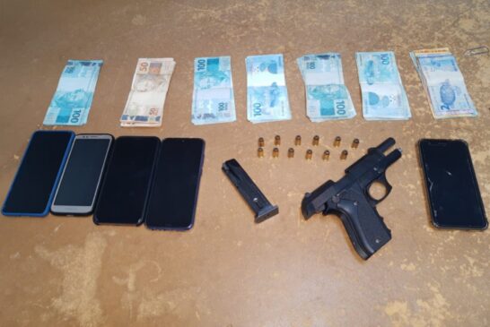 Dinheiro, celulares e armas apreendidos com o policial durante prisão em rodovia de Itu