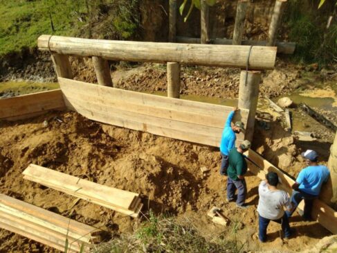 Prefeitura de Porto Feliz realiza desde a última semana a reconstrução da ponte da estrada Manga Verde, no bairro Xiririca