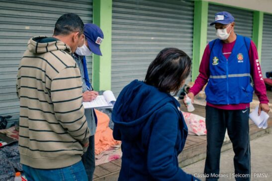 Cartão permite a alimentação durante o período de isolamento social; 100 pessoas em situação de rua já têm acesso ao benefício