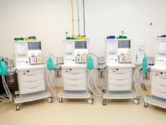 Em vigor enquanto durar o estado de emerg&ecirc;ncia em sa&uacute;de p&uacute;blica, a lei, em seu formato original, pro&iacute;be a exporta&ccedil;&atilde;o de ventiladores pulmonares mec&acirc;nicos e circuitos; camas hospitalares entre outros equipamen